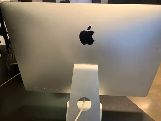 iMac 27” 5K Retina (Late 2014) in Desktop Computers in City of Montréal - Image 4
