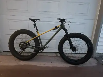 Introducing a nearly brand-new full carbon fat bike with just 20km on the clock! This powerful 12sp...
