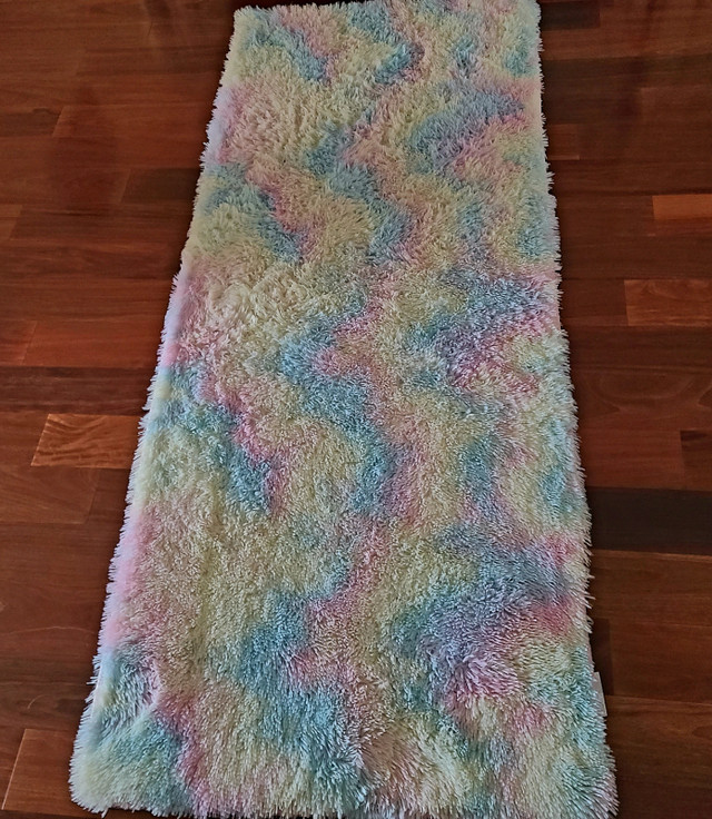 EUC Girl Room Rainbow/Unicorn Que Bed Set Including Rug, Pillow in Bedding in Kelowna - Image 2