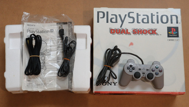 Playstation 1 SCPH-7000 Japan Edition CIB Near Mint Damaged Box