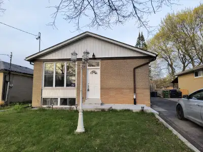 Bright and spacious 3 Bedroom in main floor