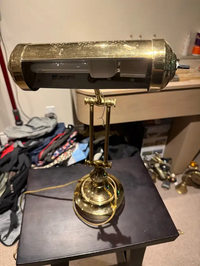 Vintage Brass Bankers Lamp in Indoor Lighting & Fans in City of Toronto - Image 10