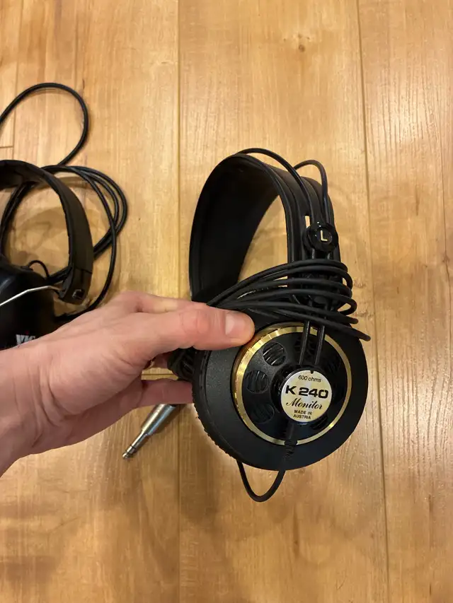 Studio headphones476381923508889603