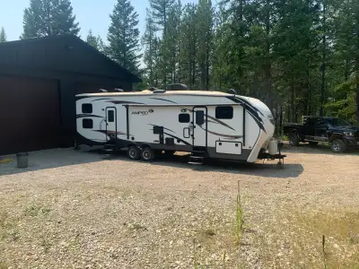 Key Specifications Dry Weight: 9,940 lbs GVWR: 14,900 lbs Hitch Weight: 1,183 lbs Cargo Capacity: ~4...