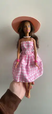 Barbie de plage avec vêtements de Barbie le film 