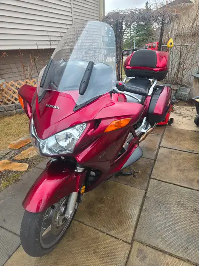 Arguably the best sport tourer made. All fluids changed. 0 km. On rear tire. Low kms. Heated grips,...