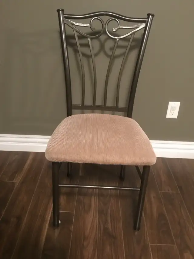 Round Dining table with 4 seating in Dining Tables & Sets in Moncton - Image 9