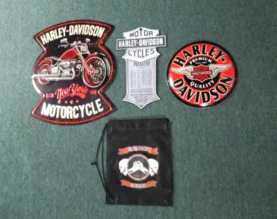 Reproduction HARLEY-DAVIDSON MOTOR CYCLE PLAQUES and cloth BASH BAG ( Biker Bash )