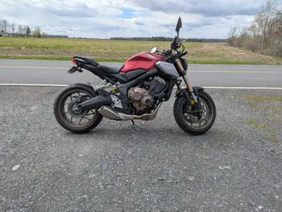 Belle moto sport touring très agréable à conduire 7800 km au compteur Fender delete et prise USB au...