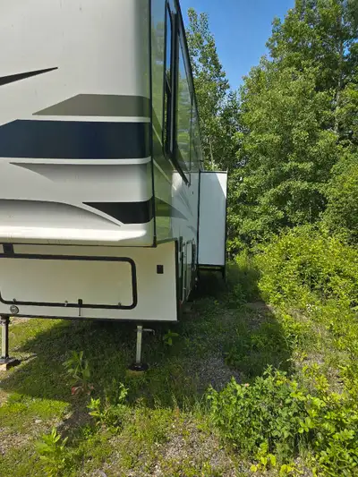 I'm selling my 2022 Arcadia 5th wheel RV, a luxurious home on wheels perfect for adventurers! This R...