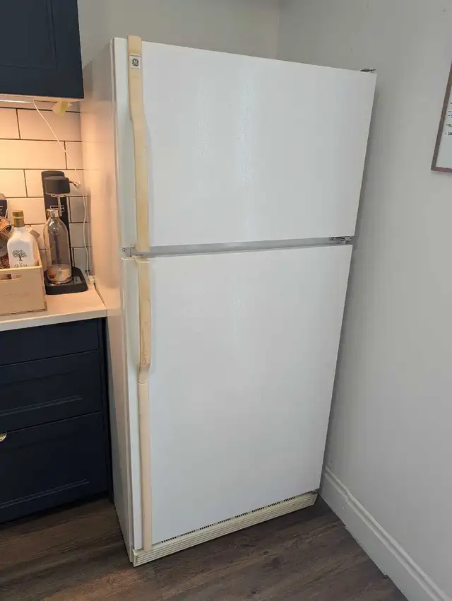 GE fridge - white in Refrigerators in Kitchener / Waterloo - Image 2