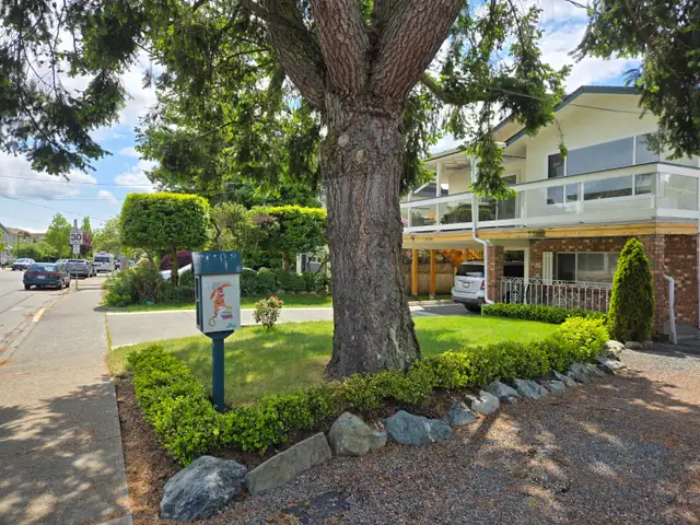 Fully furnished 3 bedroom home 1900 Sf. Downtown Sidney BC in British Columbia in Canada - Image 2