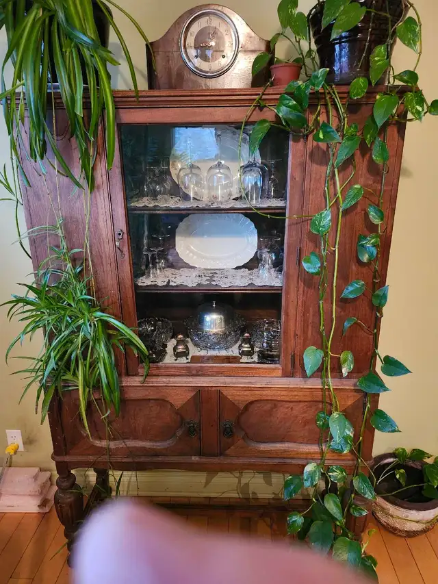 VAISSELIER ANTIQUE CIRCA 1930-1940 EN NOYER. in Hutches & Display Cabinets in City of Montréal - Image 2