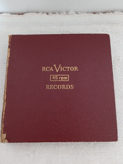 Ancien Coffret RCA Victor / 12 Disques 45 Tours rouge / 1930-40 dans CD, DVD et Blu-ray  à Lac-Saint-Jean - Image 3
