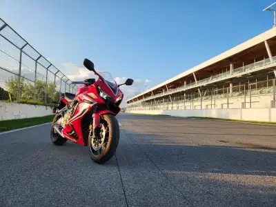 Perfect 2020 Honda CBR 650R sport touring! New Front and Rear tires. Jamais sur piste et jamais acci...