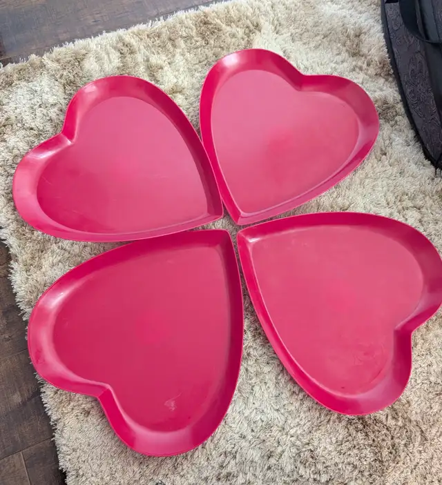 Heart shaped plastic trays.505386700185937921