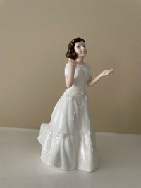 Royal Doulton Figurine Sentiments Welcome HN3764