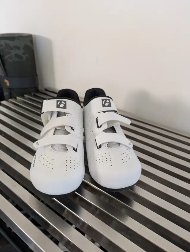 NEW size 39 (7.5) Bontrager Vella Cycling Shoes with SPD cleats in Clothing, Shoes & Accessories in Kingston - Image 2