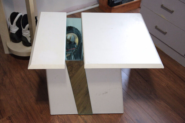 Petite Table en bois avec miroir intégré. 22 x 28   LIVRAISON dans Autres tables  à Lévis - Image 2