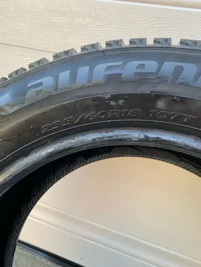 Un pneu possibilité pour trois. Pneu d’hiver LAUFENN FIT ICE 235-60-R18 8 000 km utilisation un hive...