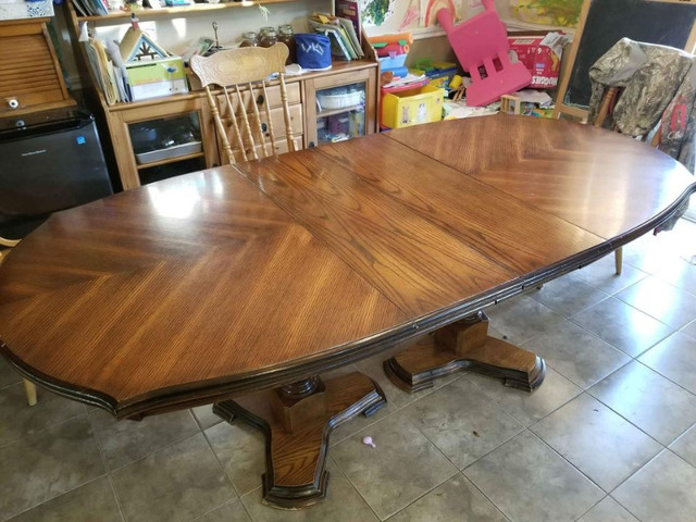 Solid Oak Dining Room Table in Dining Tables & Sets in Ottawa - Image 2