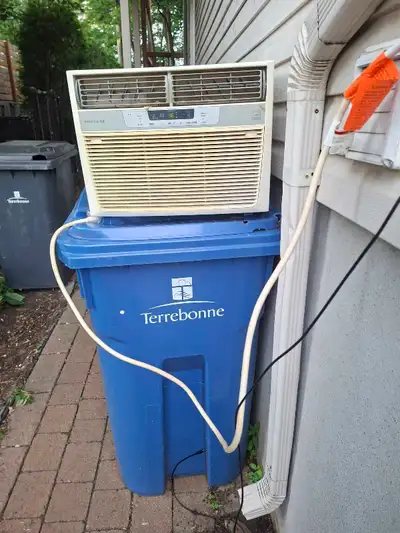 Ce climatiseur de fenêtre Frigidaire offre une capacité de refroidissement puissante de 10 000 BTU R...