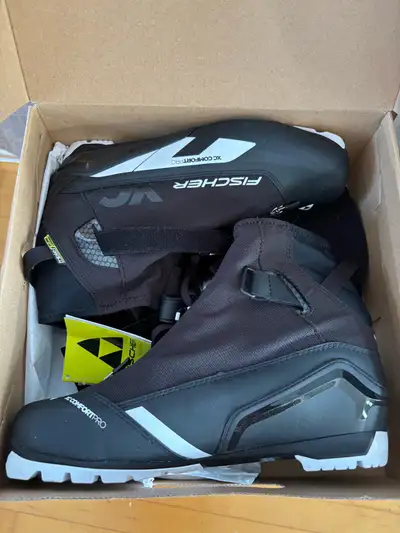 neuf jamais sortie,bottes fischer grandeur 44eur env 10.5 . pour fixation turnamic et NNN payé 230$...
