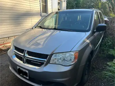 SELLING AS-IS 2014 Dodge Grand Caravan features the Stow 'n Go seats, which allow the second-row sea...
