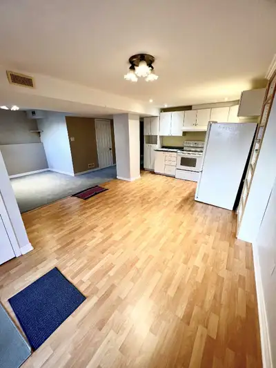 Spacious, bright walkout basement in Pickering Dellbrook ave / major oaks road Major oaks road / Bro...