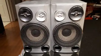 good condition 3 sets of speackers, sony model hcd-hpz9 and cerwin vega. Speackers Have been tested!...