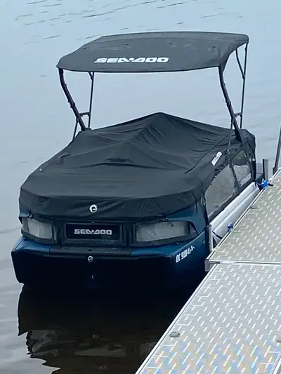 Ponton Sea-Doo 2024 de 18 pieds, 230 HP, bleu marin - Seulement 42 heures d’utilisation - Système au...
