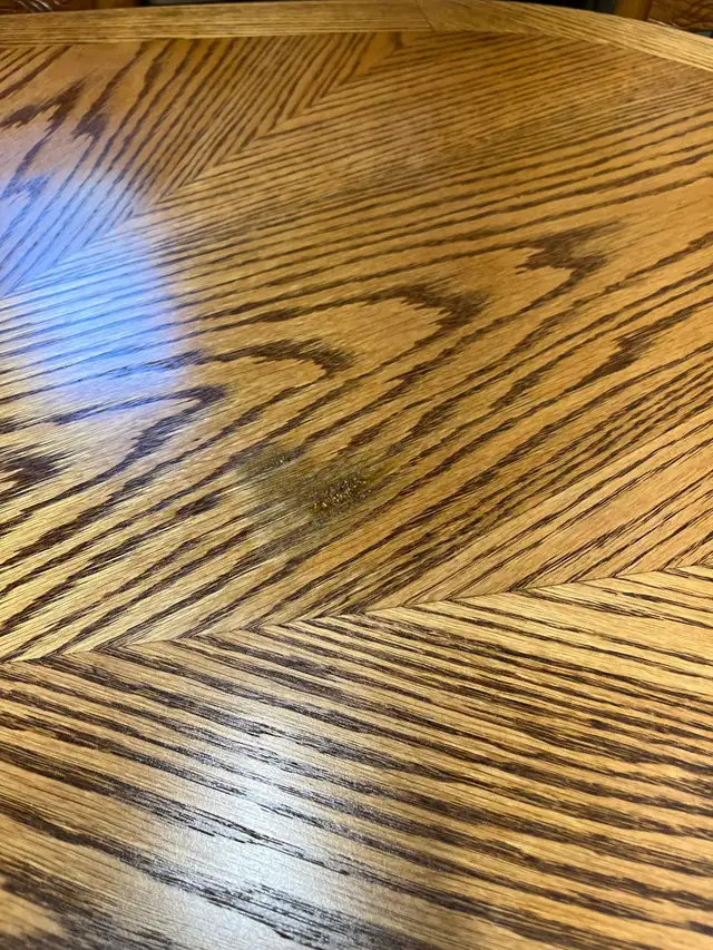 solid wood table and 5 chairs oak finish  in Dining Tables & Sets in City of Halifax - Image 2