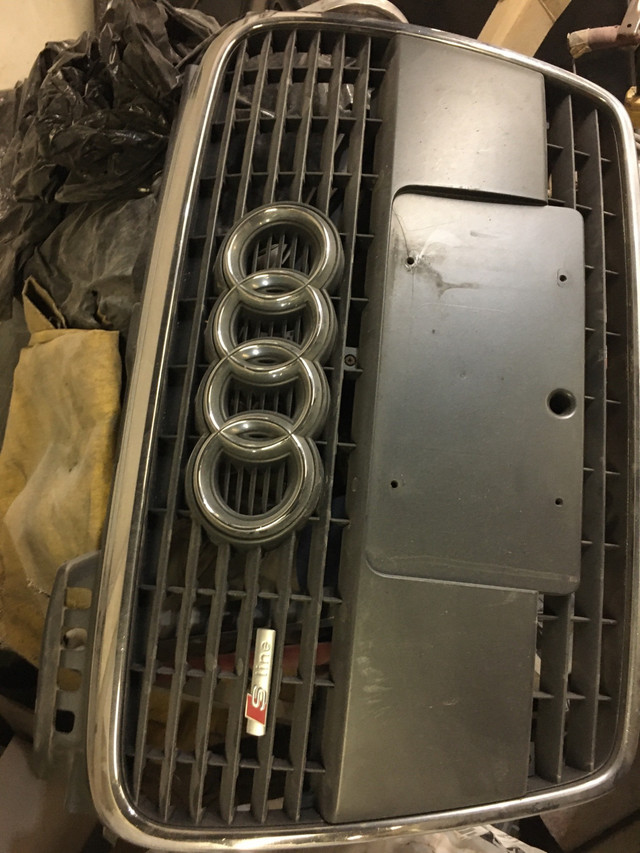 Audi A4 front grill in Other in Oshawa / Durham Region - Image 2