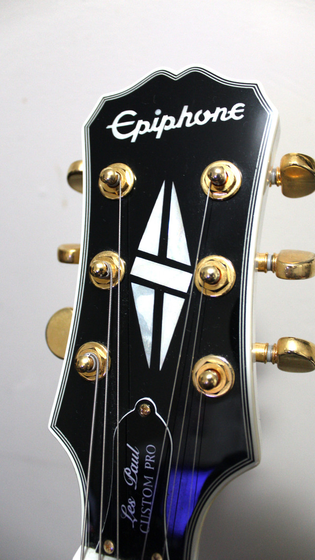 2015 Epiphone Les Paul Custom Pro - Alpine White w/ Hard Case in Guitars in Saskatoon - Image 4
