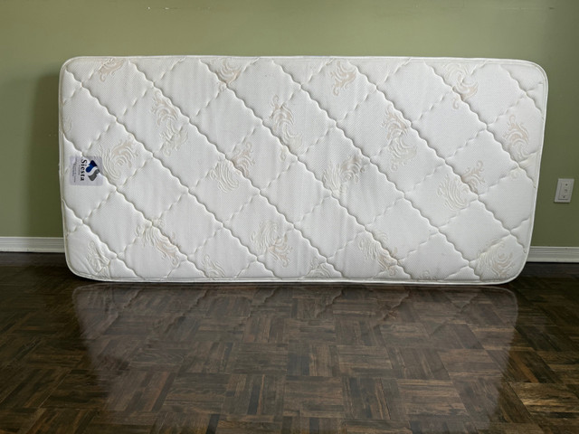 King mattress Tres grand lit matelas avec support double matelas dans Lits et matelas  à Longueuil/Rive Sud - Image 3