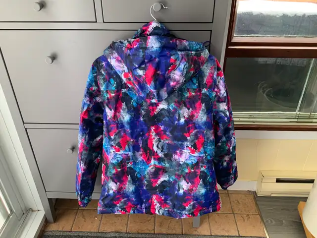 Mountain Warehouse ski jacket, size 10 in Women's - Tops & Outerwear in City of Montréal - Image 4