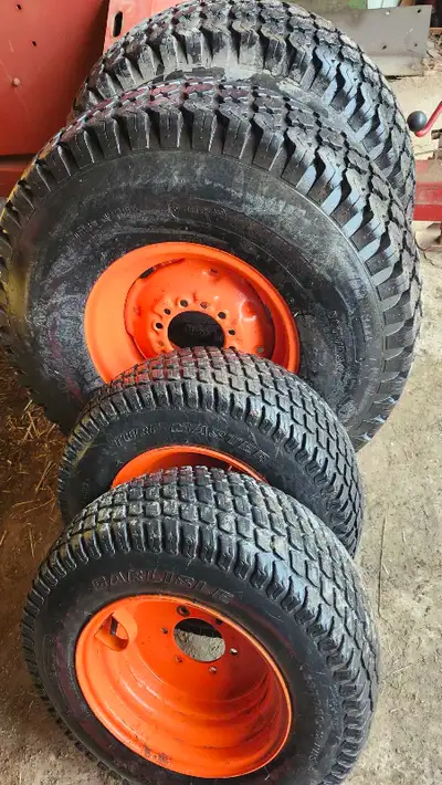 4 roue pour tracteur compact kubota monté sur pneu à gazon. Dimensions arrière 33x12.5-15 avant 23x8...