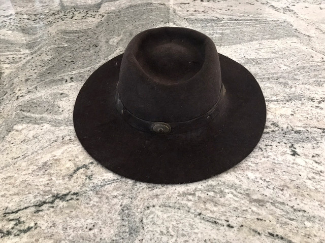 Chic chapeau de cowboy en feutre médium homme ou femme  dans Hommes  à Granby