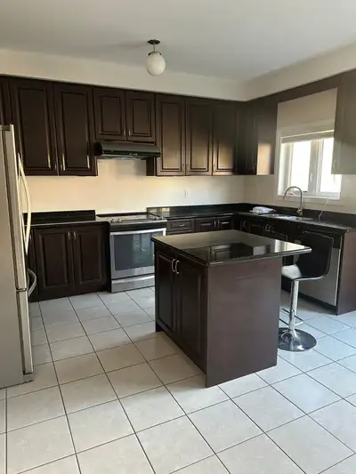 BRIGHT AND SPACIOUS ROOM FOR RENT IN BRAMTPN AVAILABLE IMMEDIATELTY OR FROM NOVEMBER FIRST PLEASE CA...