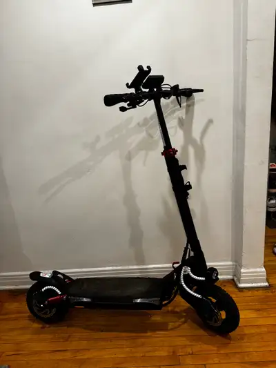 Accessoires : un casque , un lumière led de plus , support pour un téléphone Vitesse max : 50km/h