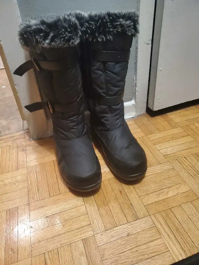 Women's Black Winter Boots with  Faux Fur in Women's - Shoes in Mississauga / Peel Region - Image 2