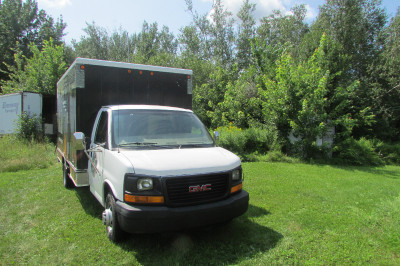 2005 GMC Savana Cutaway Cube Van 14'