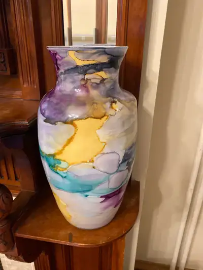 Multi coloured decorative vase. No cracks or chips, excellent condition