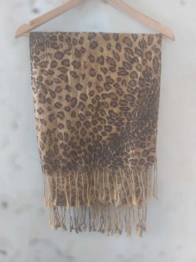 Leopard Scarf Print in Women's - Other in City of Toronto - Image 2