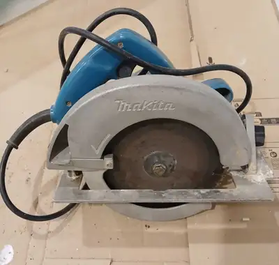 Makita circular saw for sale. It is used in great condition. Everything works well. It is electric s...