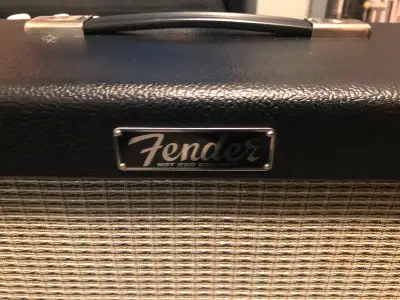 Amplificateur pour guit électrique fender Hot Rod Deluxe lV 40 watts à tube en excellente condition...