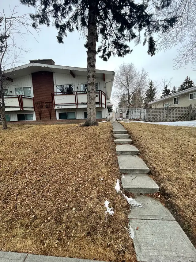 House for rent in NW Calgary. 3 bedrooms 2 full washrooms