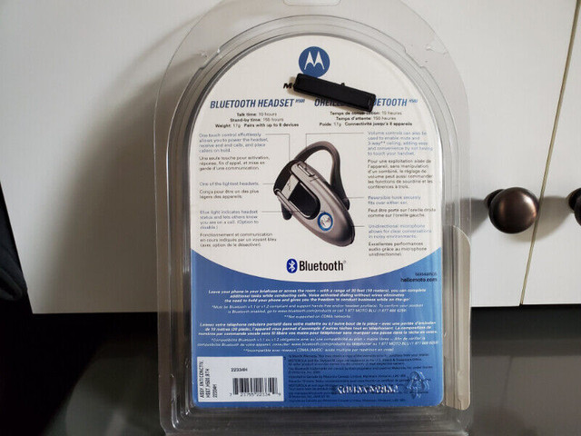 MOTOROLA BLUETOOTH HEADSET. BRAND NEW IN BOX. NEVER USED. in Cell Phone Accessories in Kelowna - Image 2