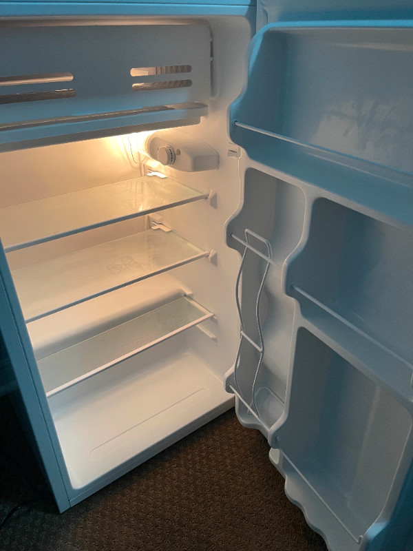 Master Chef energy star compact refrigerator ** like new!! in Refrigerators in Owen Sound - Image 2