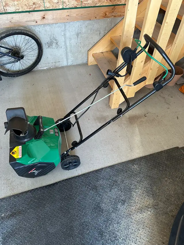 Certified 13.5-Amp Electric Corded Snowblower, 18-in in Snowblowers in Regina - Image 2